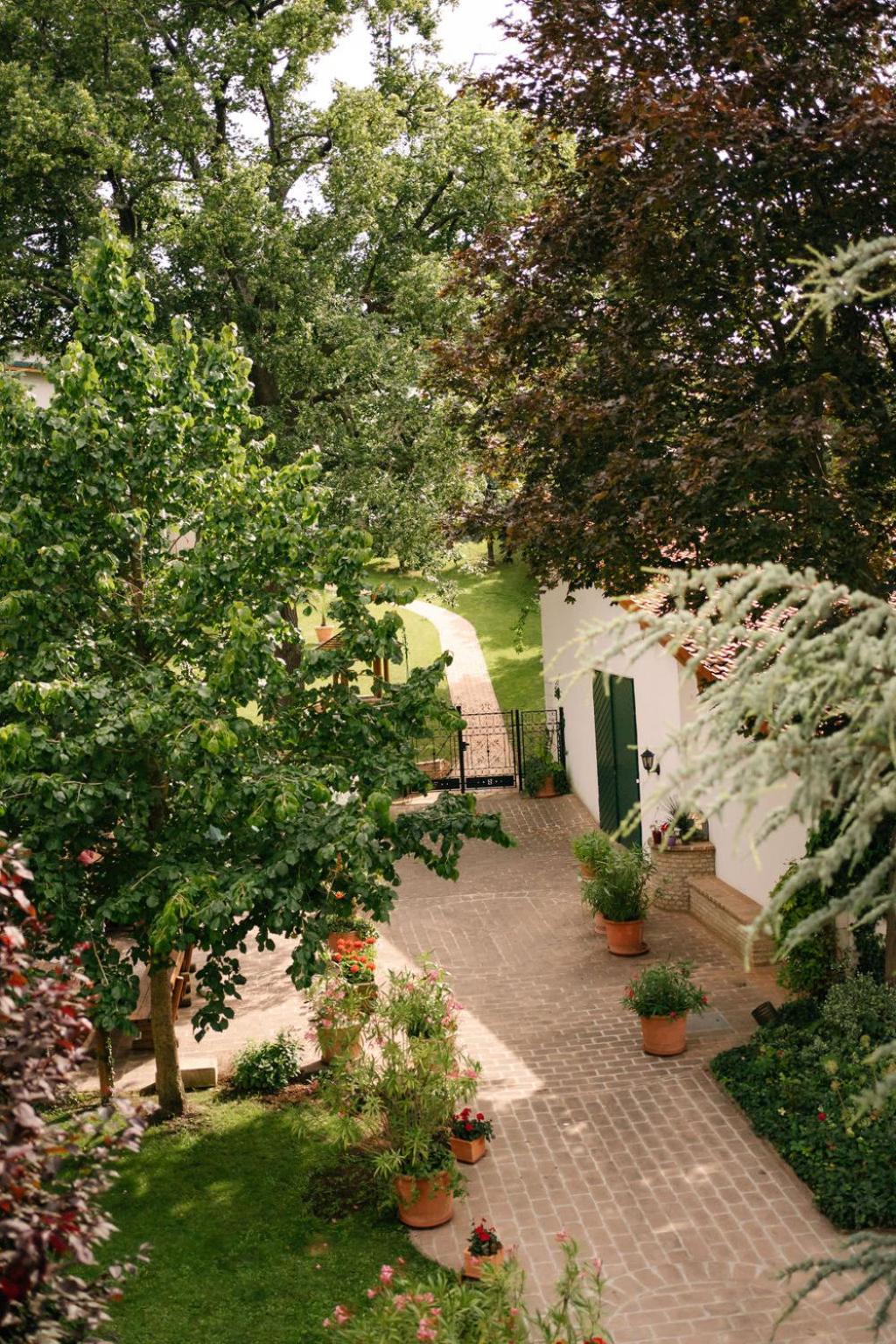 Hotel-Restaurant-Vinothek Felix Sommer Auersthal المظهر الخارجي الصورة