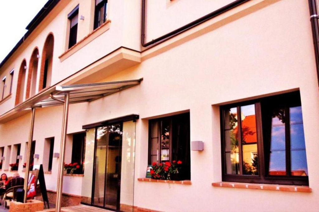 Hotel-Restaurant-Vinothek Felix Sommer Auersthal المظهر الخارجي الصورة